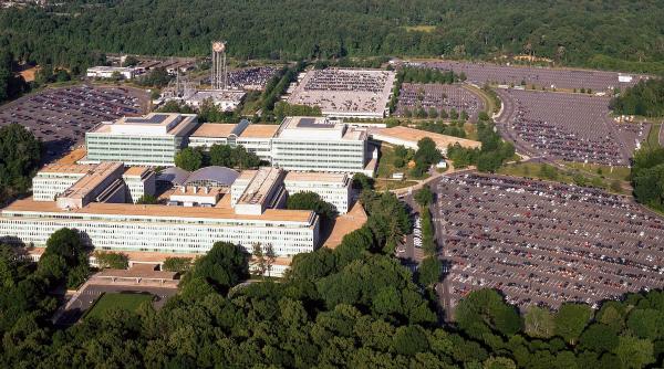 CIA are cont de Instagram. Selfie-urile, strict interzise