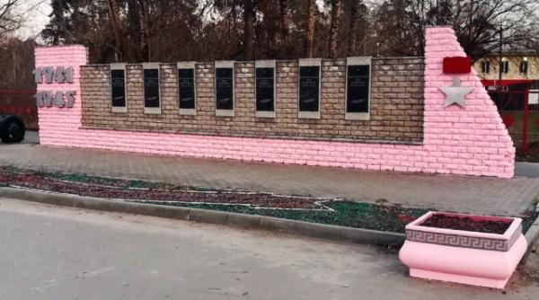 Monument al eroilor sovietici, vandalizat chiar de primărie