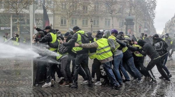 Francezii răniți în protestele Vestelor galbene și-au făcut asociație