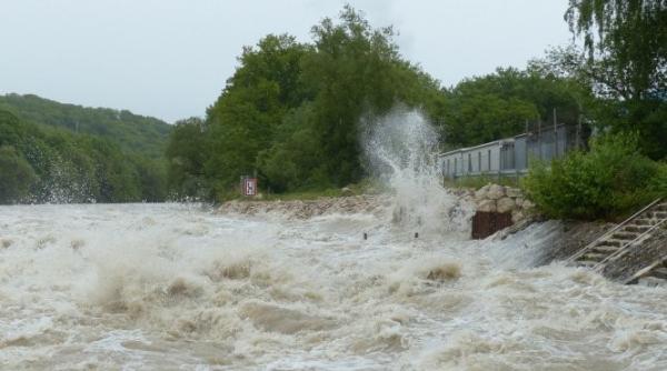 Vin INUNDAȚIILE! Avertismentul meteorologilor. Zonele afectate
