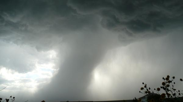 Tornadă imensă în Bărăgan. Un autocar a fost răsturnat VIDEO