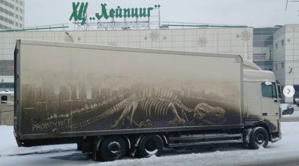 Artă din noroi. Mașinile murdare, redecorate. GALERIE FOTO