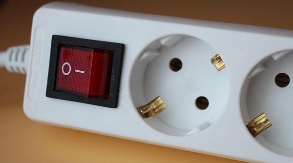 Curentul electric nu mai este ieftin în România. La cât a ajuns prețul