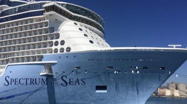 Cea mai mare navă de croazieră din lume a traversat Canalul Suez Galerie foto