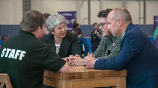 Theresa May compară Brexitul cu meciul dintre Liverpool și Barcelona