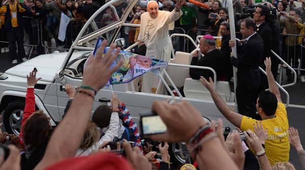 Catolicii, botezați de femei. Care este condiția papei Francisc