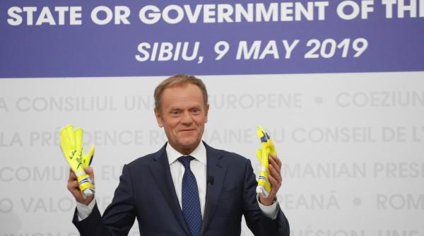 Donald Tusk se laudă cu darul primit de la Helmuth Duckadam