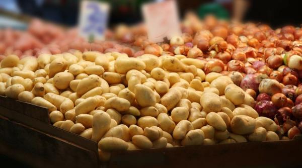Scumpiri pe bandă rulanță în aprilie. Cartofii se vând și cu 5 lei pe kilogram