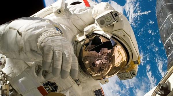 Secretul combinezoanelor astronauților NASA. De ce sunt albe