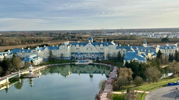 Disney deschide un parc de distracții numai pentru tinerii bunici