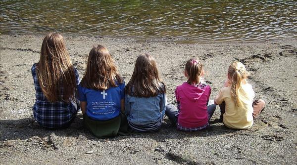 Indemnizații de peste 2400 de lei pe lună pentru familiile monoparentale