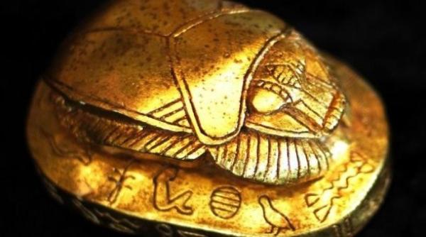 Metal de natură EXTRATERESTRĂ pe pieptul lui Tutankhamon