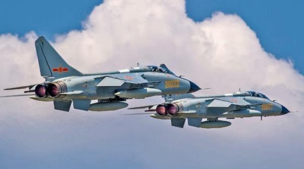 Moment înfricoșător. Un avion militar cade lângă casele oamenilor VIDEO