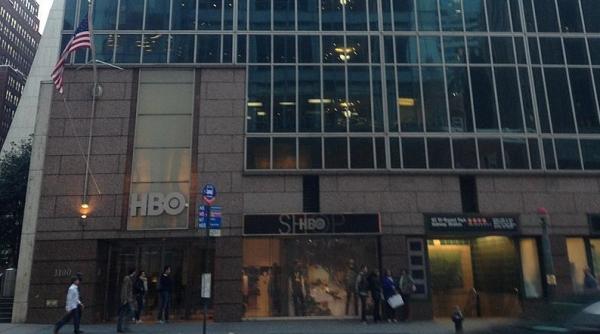 Vindem mobilă la New York. Primele contracte, 1,2 milioane de euro