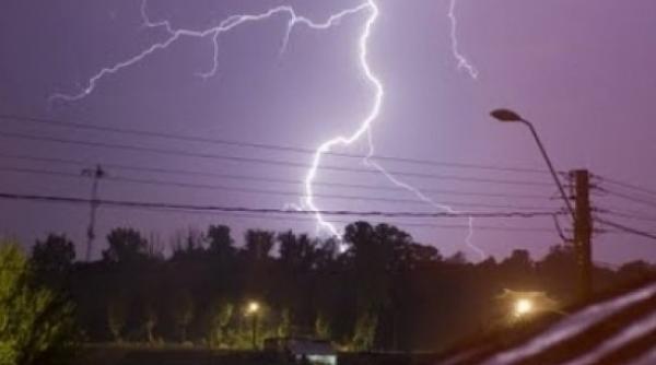 Avertizare meteo. Nu scăpăm de ploi torenţiale, vijelii şi grindină