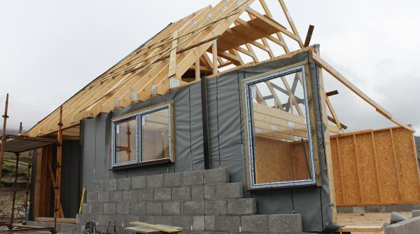 Statul dă bani pentru renovare, anvelopare și conectare la rețele de utilități