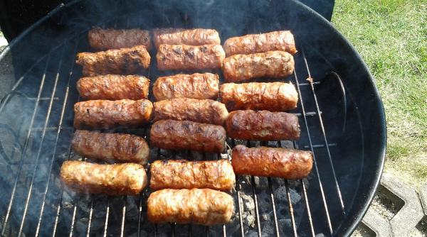 Mici cu muștar și pâine = carmin, aditivi, conservanți și zahăr