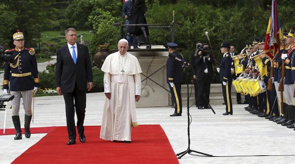 Ce cadouri a primit Papa Francisc de la Klaus Iohannis: Minge cu autograful lui Hagi și magiun