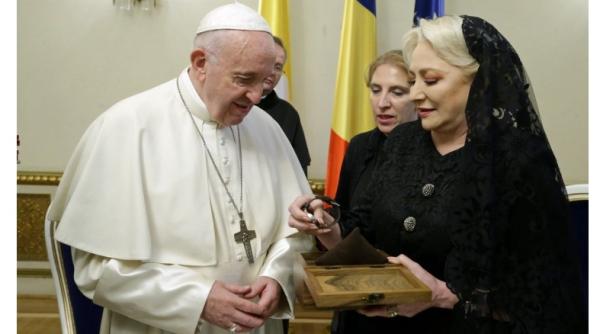 Papa Francisc a primit un ceas simbolic făcut de un român. Ce reprezintă