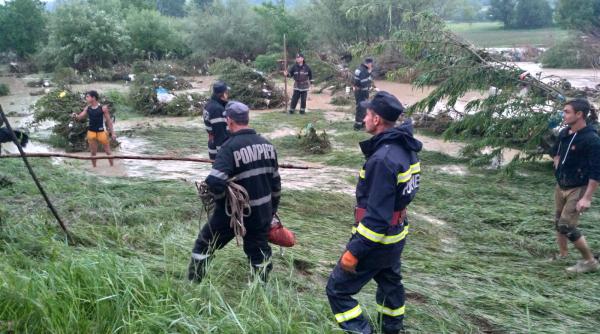 Cod portocaliu de inundații pe râul Prahova. O femeie și 4 copii, luați de viitură