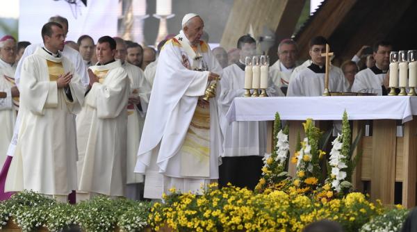 Papa Francisc la Șumuleu Ciuc: Să nu lăsăm să ni se fure fraternitatea de către vocile şi rănile trecutului