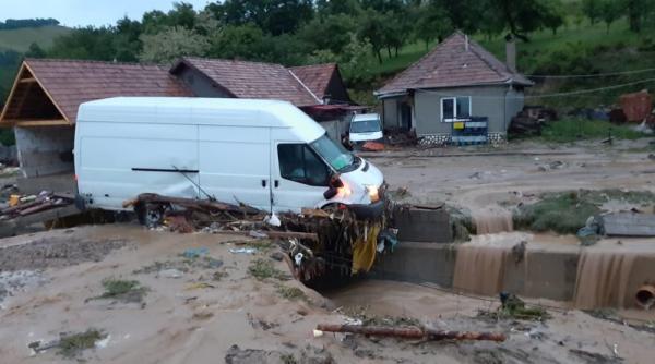 Viitura a făcut prăpăd în localitatea Pianu. RO-Alert nu a trimis nicio avertizare VIDEO