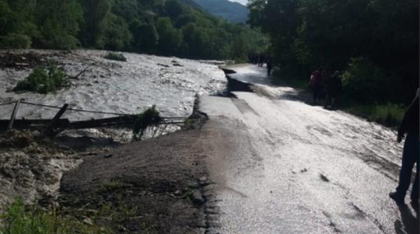 Un drum județean din Buzău a fost distrus de o viitură