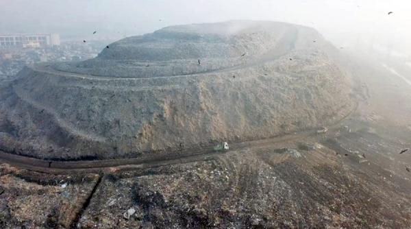 Cea mai toxică haldă de gunoi ajunge la înălțimea Taj Mahal-ului VIDEO