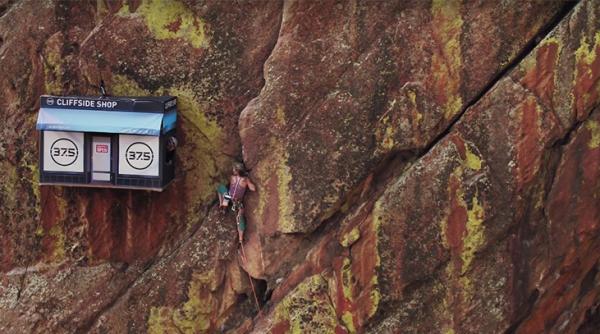 Magazinul agățat de stânci. Destinat exclusiv alpiniștilor FOTO VIDEO