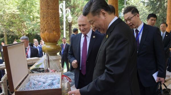Cadou prezidențial: O ladă plină cu înghețată de la Putin pentru Xi Jinping VIDEO