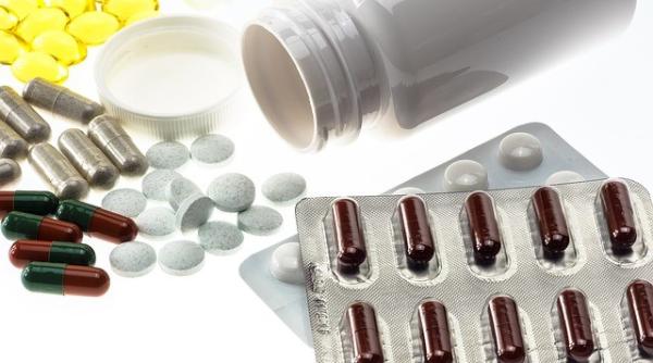 Românii iau medicamente după ureche. Câți cer sfatul medicului