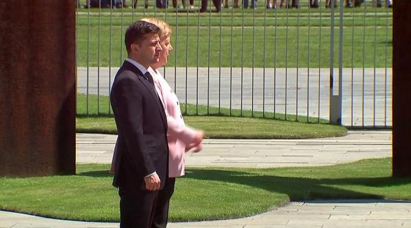 Angela Merkel, la un pas de leșin în timpul intonării imnului VIDEO