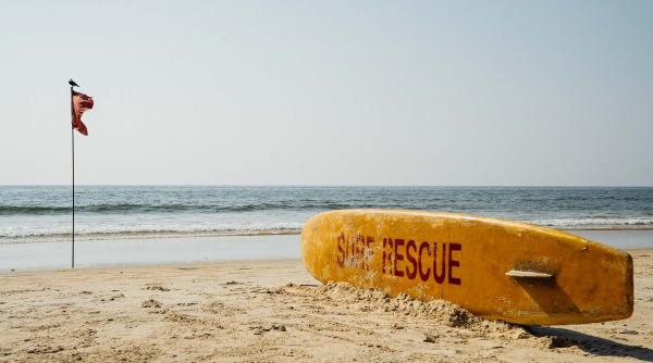 Ce trebuie să știm despre steagurile arborate pe plajele de la mare