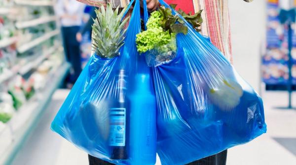 Ecotaxa pentru pungi din plastic, majorată la 15 bani pe bucată 
