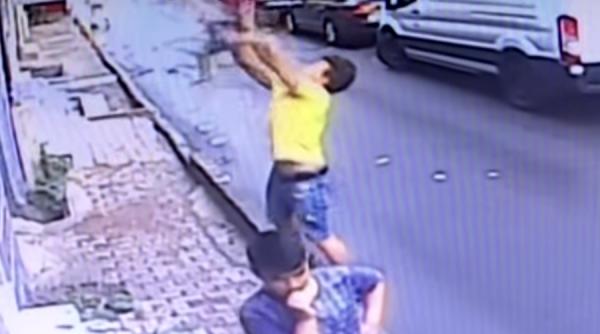 Prezență de spirit remarcabilă. Un tânăr prinde un copil care cade de la etaj VIDEO