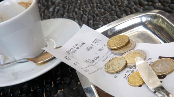 Ce părere au românii despre bacșiș. Mulți nu vor să fie inclus în nota de plată