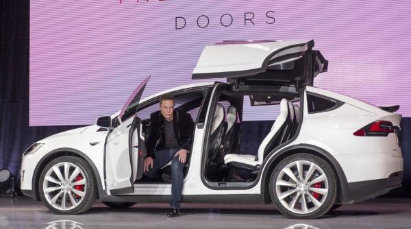 Garajul unui miliardar. Ce mașini conduce Elon Musk