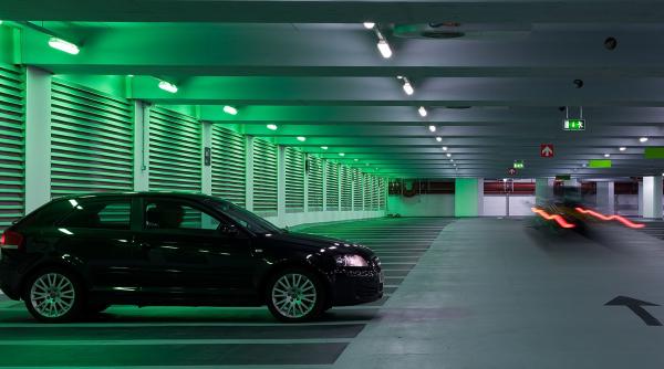 Parcarea automată cu valet, testată de doi constructori auto