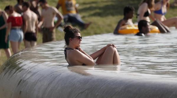 Parizienii s-au topit de căldură. Record absolut de temperatură