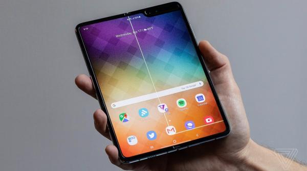 Samsung își momește iar fanii cu telefonul pliabil. Când este prevăzută lansarea