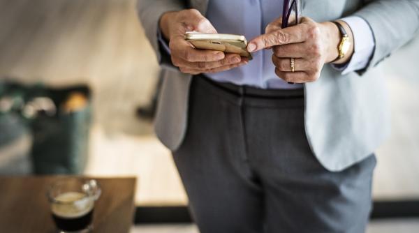 De ce și în ce situații este indicat să ne jucăm pe telefon 