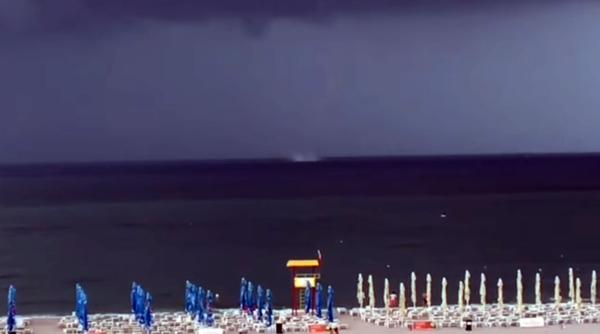Tornadă, filmată în timp ce se formează în Eforie Nord