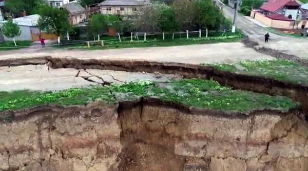 Fisură uriașă în malul Canalului Dunăre-Marea Neagră. Autoritățile, în alertă