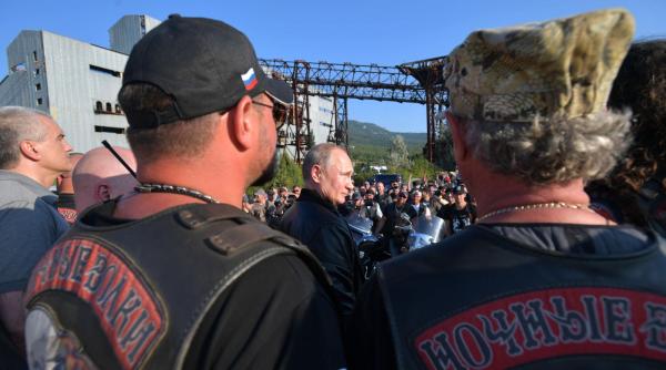 În timpul protestelor din Moscova, Putin se plimba cu motocicleta - Galerie foto