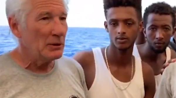 Salvini îi transmite lui Richard Gere să ia migranții cu el la Hollywood
