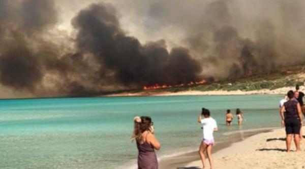 Turiștii din Grecia, amenințați din nou de incendiile de vegetație VIDEO