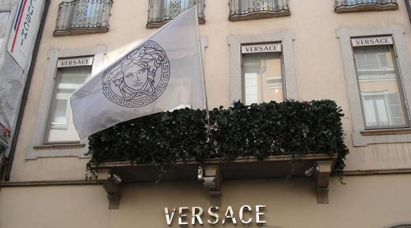 Versace, criticată pentru tricouri cu Macao și Hong Kong