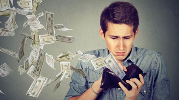 Horoscopul celor fără bani. Zodiile care cheltuie fără să gândească