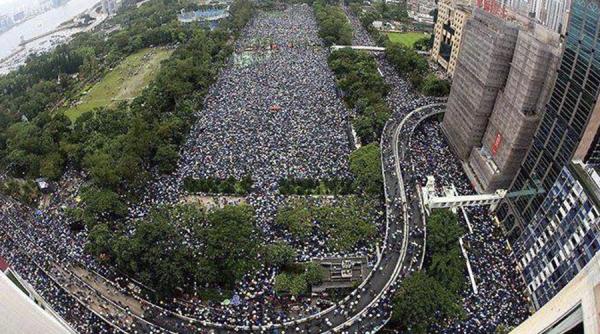 Economist de la Harvard: Protestatarii din Hong Kong ar putea declanșa o recesiune globală