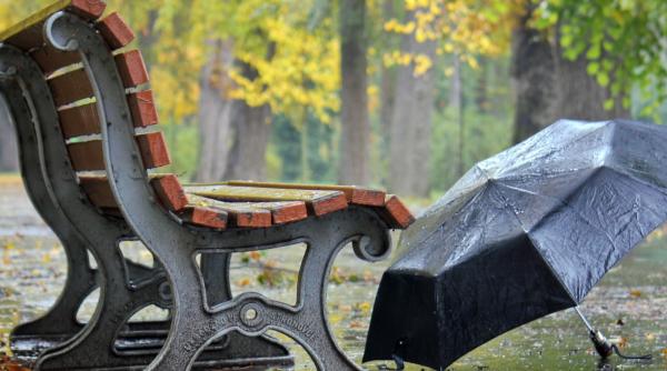 Vremea o ia razna. Cod galben de ploi torenţiale, vânt puternic şi grindină